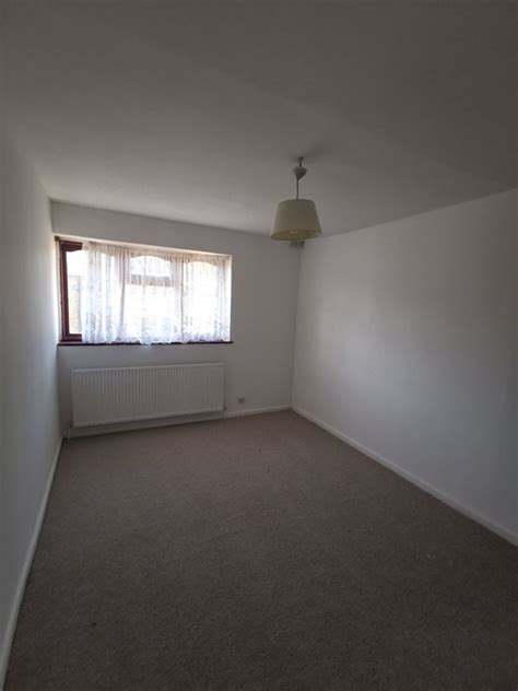 Romford 4 Bed Semi Detached House Bennetts Castle Lane Rm8 To