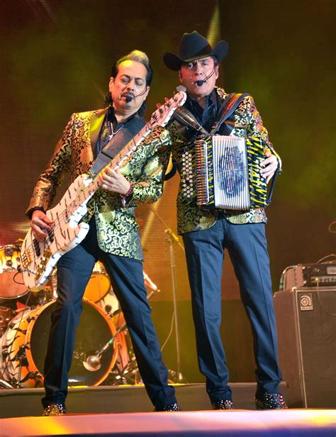 Los Tigres Del Norte Rugen En La Llegada Del 2016 Estaciones De Radio