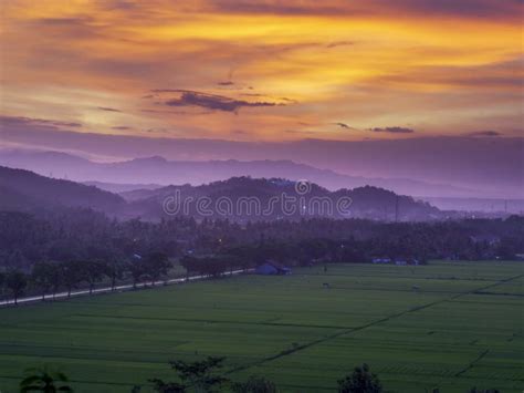 Puesta De Sol Que Sorprende En El Campo En Indonesia Imagen De Archivo