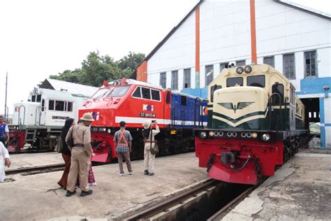 Lokomotif Kereta Tua Dicat Ulang Dengan Warna Livery Vintage Di