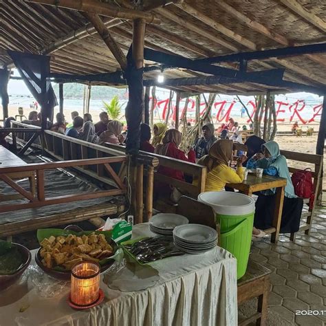 5 Pesona Pantai Pulau Merah Banyuwangi