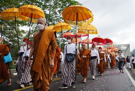 Suasana Kirab Waisak Dari Candi Mendut Ke Candi Borobudur