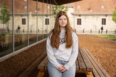 Studente Iris Het Gevoel Eenzaam Te Zijn Zit Ondertussen Ver Weg