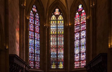 Enthüllt Kirchenfenster von Gerhard Richter in der Abtei in Tholey