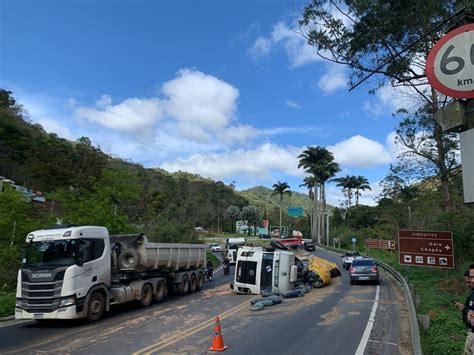 A Gazeta Caminhão carregado silos de milho tomba na BR 262 em