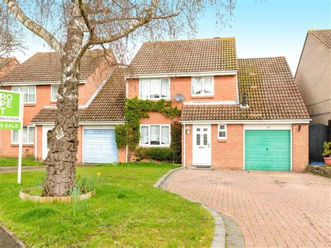 4 Bed Link Detached House For Sale In Kestrel Way Wokingham Berkshire