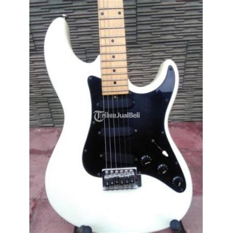 Gitar Listrik Elioth Stratocaster Warna Putih Bagus Senar Aman Di