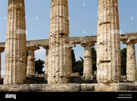 Templo de las tres columnas estriadas fotografías e imágenes de alta