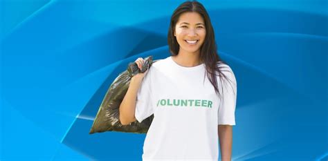 Equipo De Voluntarios Recogiendo Basura En El Parque Contra Un Dise O