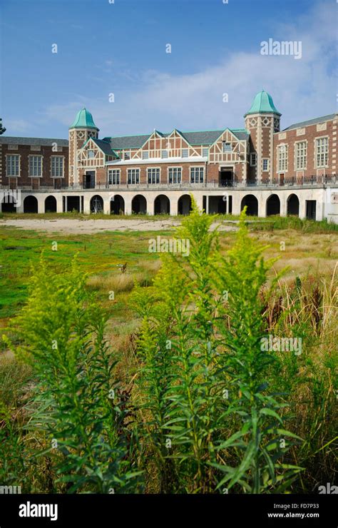 The Fieldhouse And Lagoon In Humboldt Park Chicago Illinois Puerto