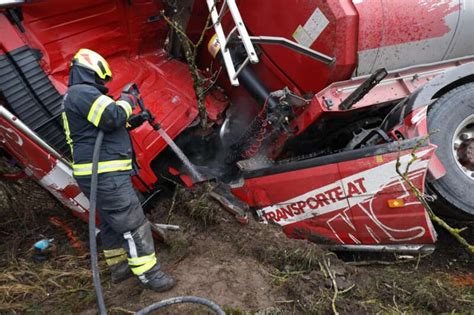 Tödliche Frontalkollision zwischen PKW und LKW