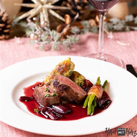 Rinderfilet mit Bohnen im Speckmantel Knödelkroketten und Rotwein