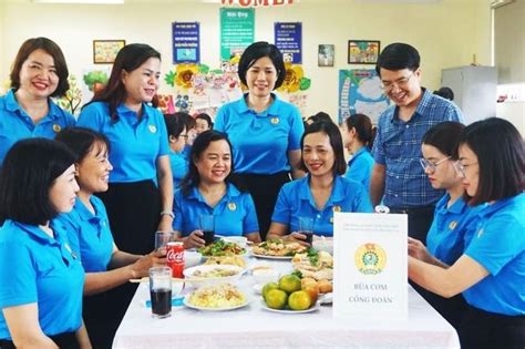 Ấm áp phút giây đoàn viên Trường Tiểu học Phúc Lợi chung vui bên Bữa