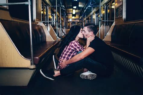 Mujer Sentada En El Suelo En La Estación De Tren Foto Gratis