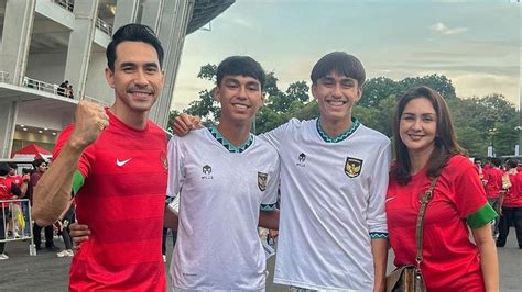 6 Gaya Pasangan Artis Tanah Air Kompak Kenakan Jersey Timnas Saat Lawan