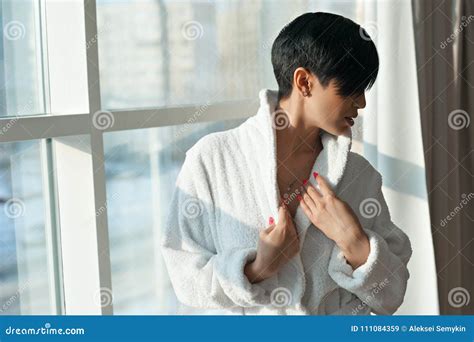 Het Aziatische Meisje Brunette Met Een Kort Kapsel In Een Witte Laag