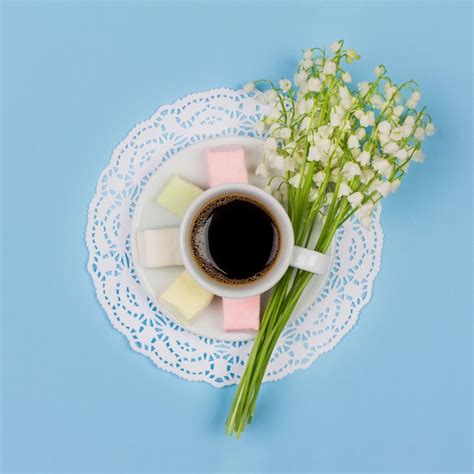 Taza Blanca De Caf Con Leche En Un Platillo Malvavisco Un Ramo De