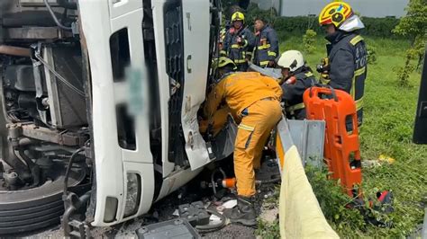 國4重大車禍！貨車90度翻覆車頭扁了 副駕噴飛不治｜東森新聞：新聞在哪 東森就在哪裡