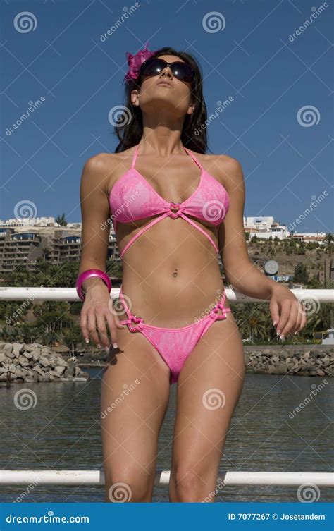 Femme Sexy Dans Le Bikini Sous Le Soleil Image Stock Image Du Cheveu