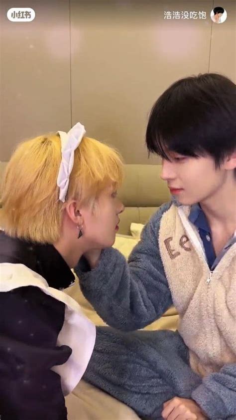 The Art Of Accessorizing In Gay Korean Looks Pasangan Swag Pria Gay Pacar Lelaki