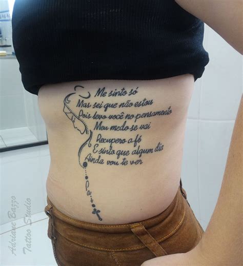 Tatuagem Escrita Nas Costelas Nossa Senhora Homenagem Ao Pai