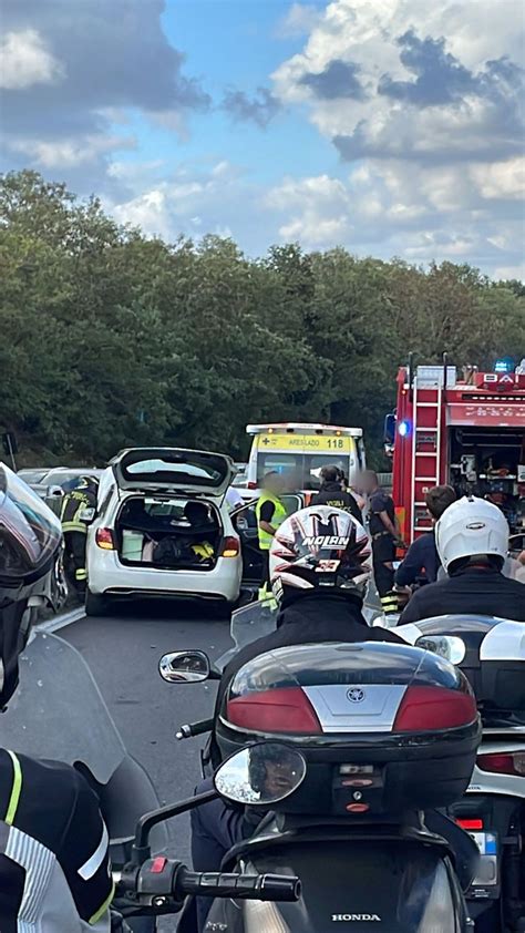 Incidente Sulla Pontina Scontro Tra Due Auto Strada Chiusa A Castel