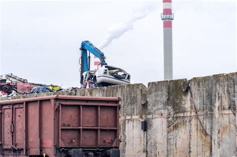 Uma Pilha De Ferro Carregada Em Um Trem E Uma Chamin Fumegante Foto