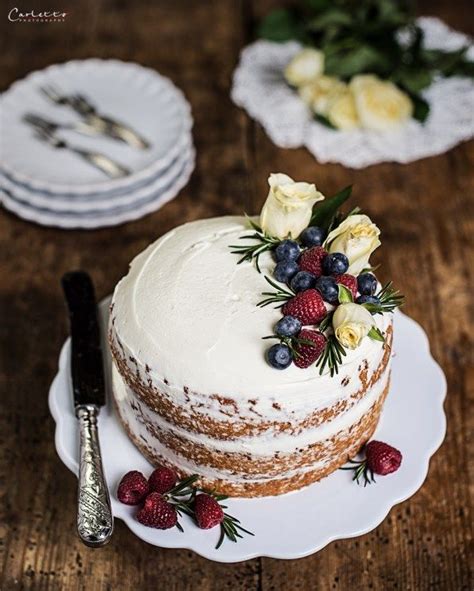 Naked Cake mit Topfen Beeren und Blüten Dessert ideen Kuchen ideen