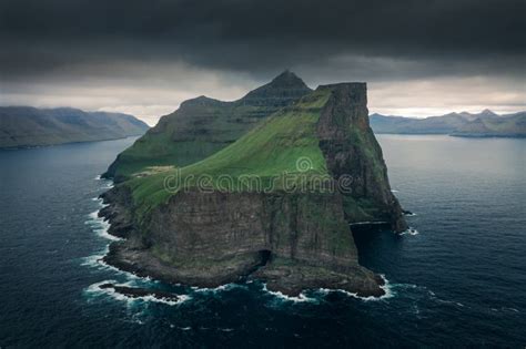 Acantilados Escarpados De Islas Kalsoy Islas Feroe Foto De Archivo