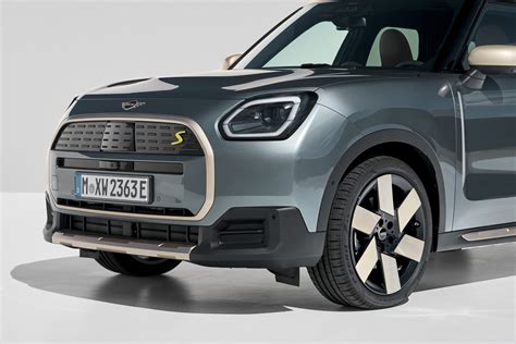 Mini Countryman 2024 SUV Gets Electric Variant Based On IX1 Up To