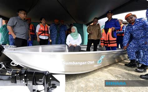 BERNAMA BANJIR PETRONAS SUMBANG ASET PERALATAN LOGISTIK KEPADA APM