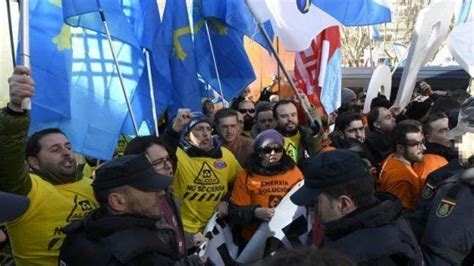 Los Trabajadores De Alcoa Recrudecen Su Protesta En Madrid