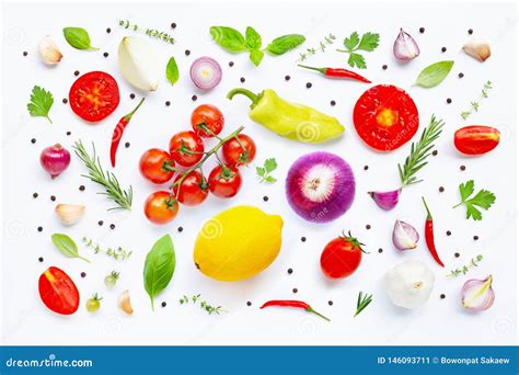 Diversas Verduras Frescas E Hierbas En El Fondo Blanco Concepto Sano De