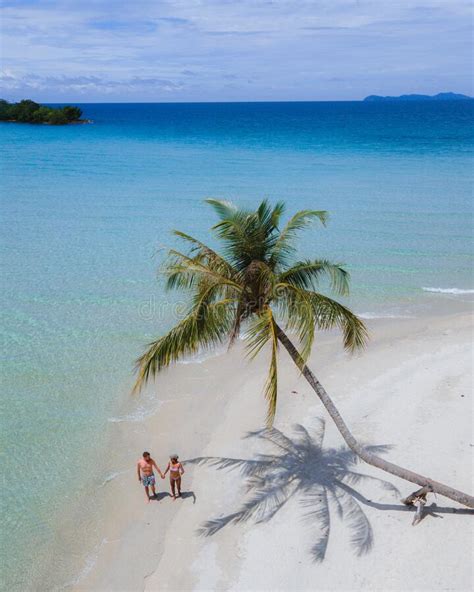 Playa Tropical Con Palmeras En La Isla De Koh Kood Thailand Foto De