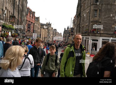 Edinburgh royal mile festival fringe tourists walking Stock Photo - Alamy