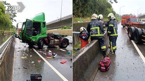 快訊／疑天雨路滑！聯結車台64打滑撞護欄 駕駛噴飛摔進水溝