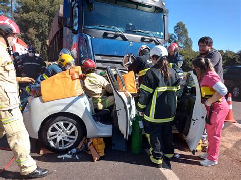 Colis O Entre Carro E Bitrem No Trevo De Mambor Deixa Dois Feridos