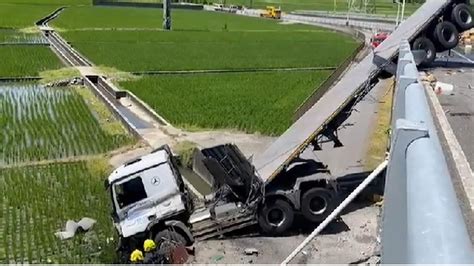 快訊／台9線拖板車撞護欄「卡橋」 車內2人急送醫｜東森新聞：新聞在哪 東森就在哪裡