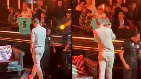 Video impresionante caída de Gerard Piqué desde un escenario Elonce