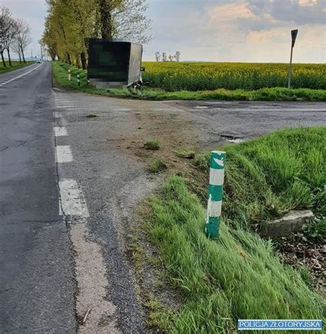 Wjechał do rowu niemal PRZEFRUNĄŁ przez skrzyżowanie i zniszczył znak