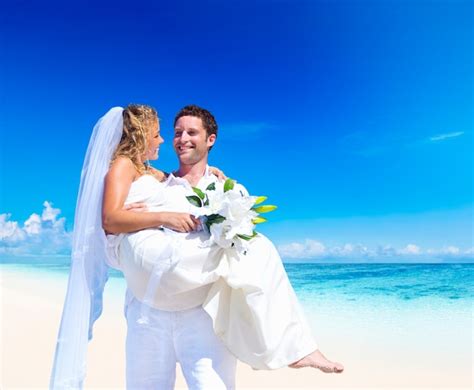 Premium Photo | Couple getting married at a beach in samoa