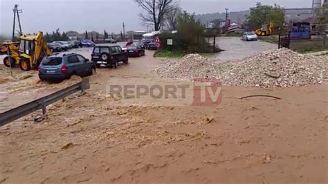 Report TV Gjirokastër Përroi del nga shtrati bllokohet rruga