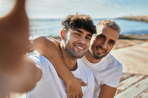 Joven Pareja Gay Sonriendo Feliz Haciendo Selfie Al Lado Del Smartphone