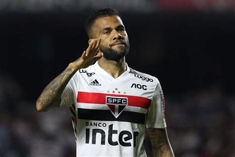 Daniel Alves está na mira do Fluminense revela site Fluminense