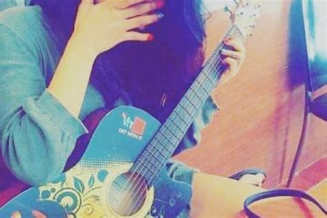 Stylish Profile Pics For Girls With Guitar