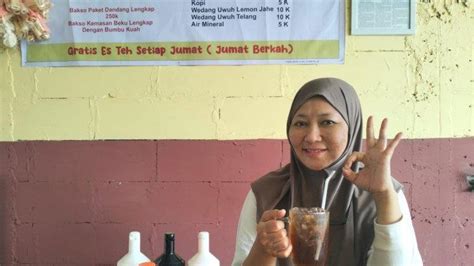 Berbagi Di Jumat Berkah Kedai Bakso Di Surabaya Gratiskan Es Teh