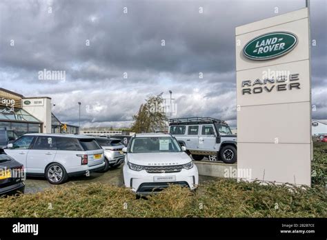 Range rover dealerships hi-res stock photography and images - Alamy