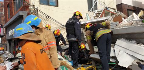 부산서 수리 작업 하던 단독주택 붕괴매몰자 2명 구조 중 국제신문