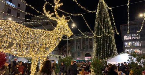 Varese Si Accende L Albero Dei Mercatini Ed Gi Natale La