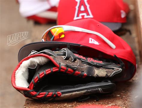 What Pros Wear: Mike Trout's New Rawlings Glove, the PROSMT27